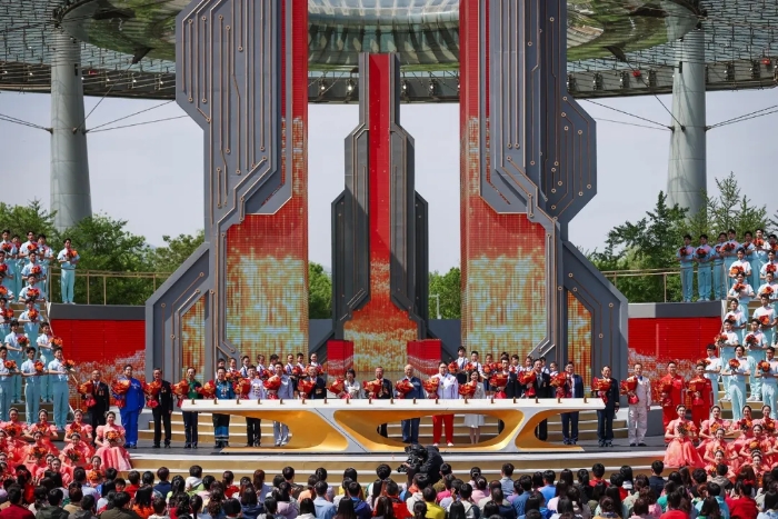 4月20日，在北京市海淀区中关村软件园主会场，2024年“中国梦·劳动美”庆祝“五一”国际劳动节心连心特别节目正在进行现场录制，20名来自各行各业的劳模工匠代表应邀走上舞台。